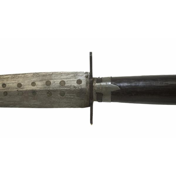 Dague en métal avec manche en bois foncé. La lame est symétrique et présente deux rangées de points sur toute sa longueur. 